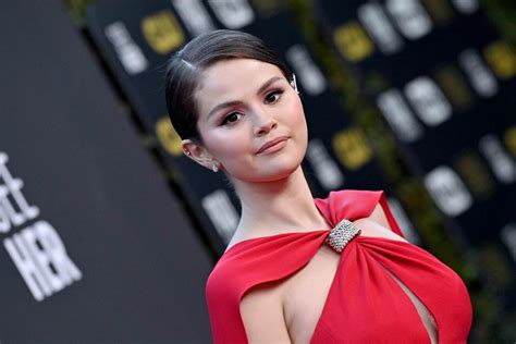 selena gomes tits|Selena Gomez Wore Nothing But a Plunging Red Bra in a Set of。